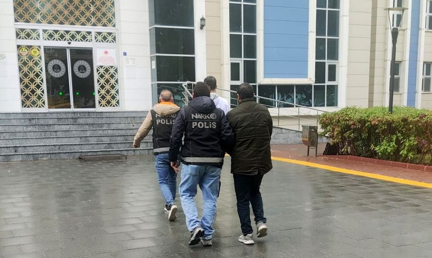 Kırşehir'de kapsüllerle yakalanan iki zanlı tutuklandı