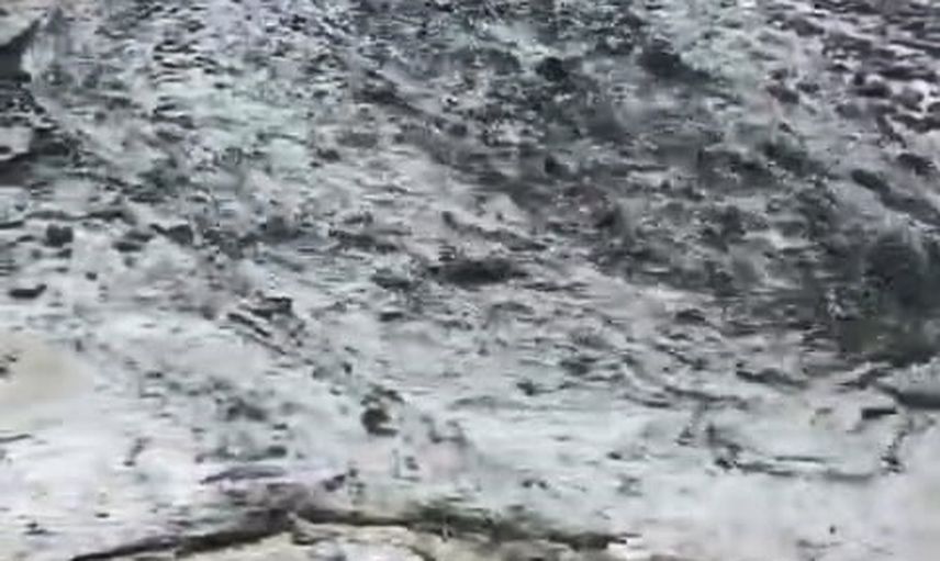Elazığ'da Kırbulak köyünde sağanak sonrası sel anları kaydedildi