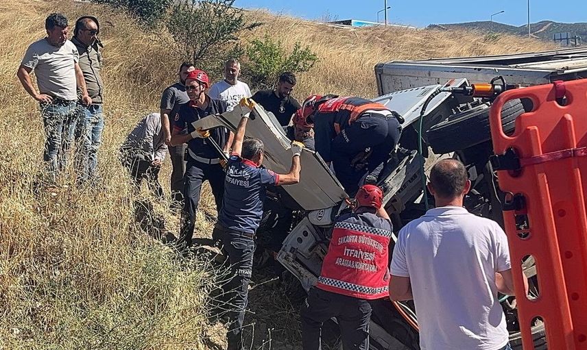 Pamukova'da freni boşalan şeftali yüklü kamyon otomobili devirdi: 6 yaralı