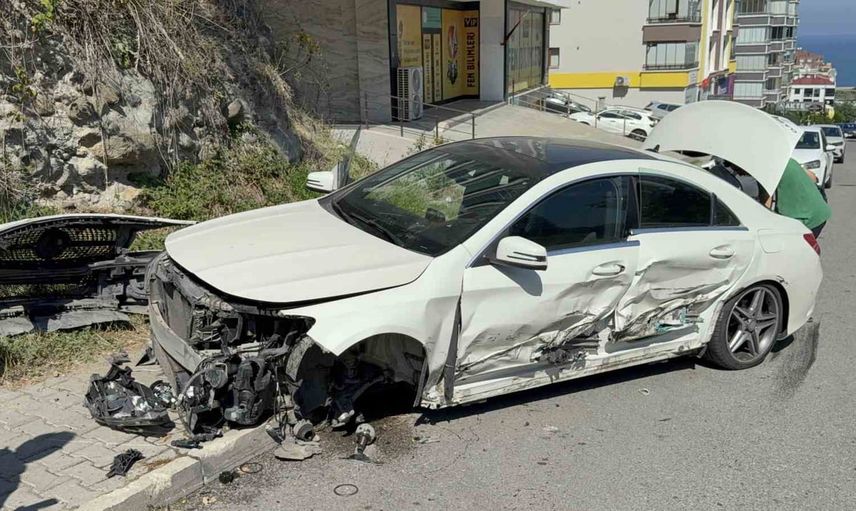 Samsun’da iki otomobile çarpıp bahçe duvarına saplanan araçta üç kişi yaralandı
