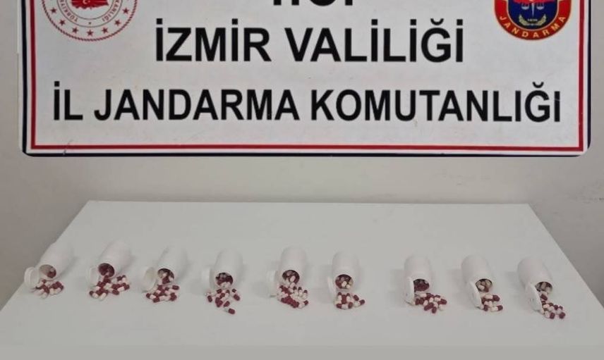 Seferihisar'da devriye sırasında durdurulan araç ve iş yerinden 563 sentetik hap çıktı
