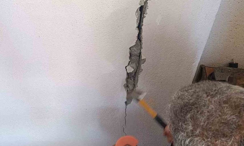 Yaz tatilinde personel el birliğiyle okulun eksiklerini gideriyor