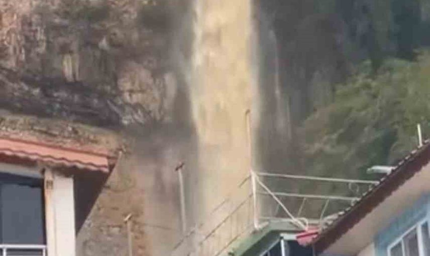 Bartın'da sağanak evlerin arasından şelale gibi aktı, mazgaldan çıkan fare dikkat çekti