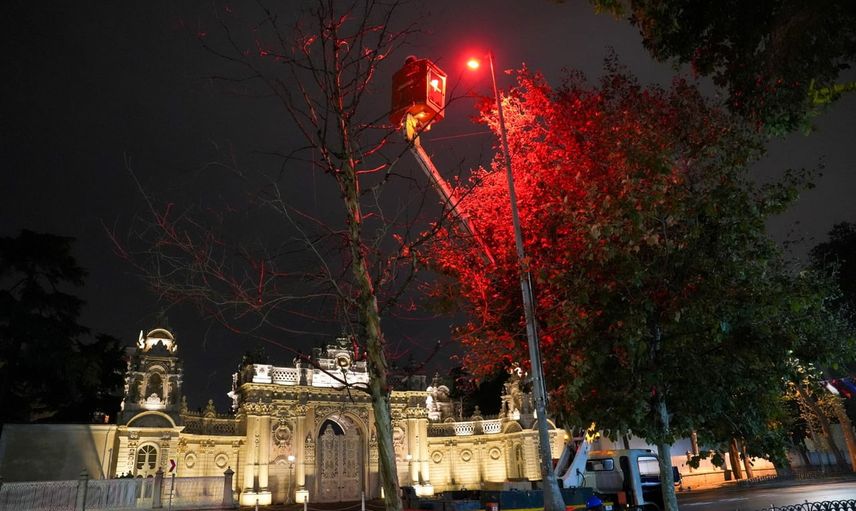 Dolmabahçe Caddesi'nde cumhuriyet coşkusu kırmızı-beyaz ışıklarla yansıyor