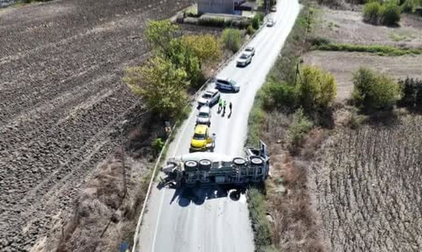 Virajı alamayan beton mikseri devrildi: Arnavutköy'de 4 araç karıştı