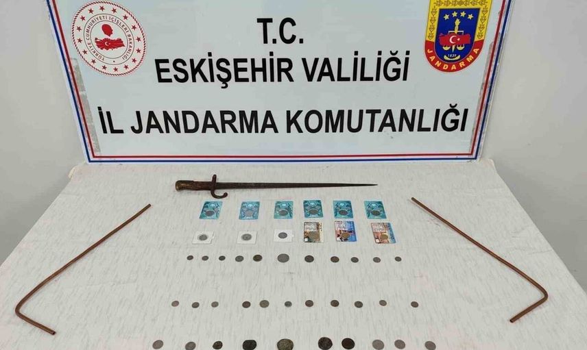 Eskişehir'de tarihi eser piyasasına darbe: 46 helenistik sikke ve kılıç ele geçirildi