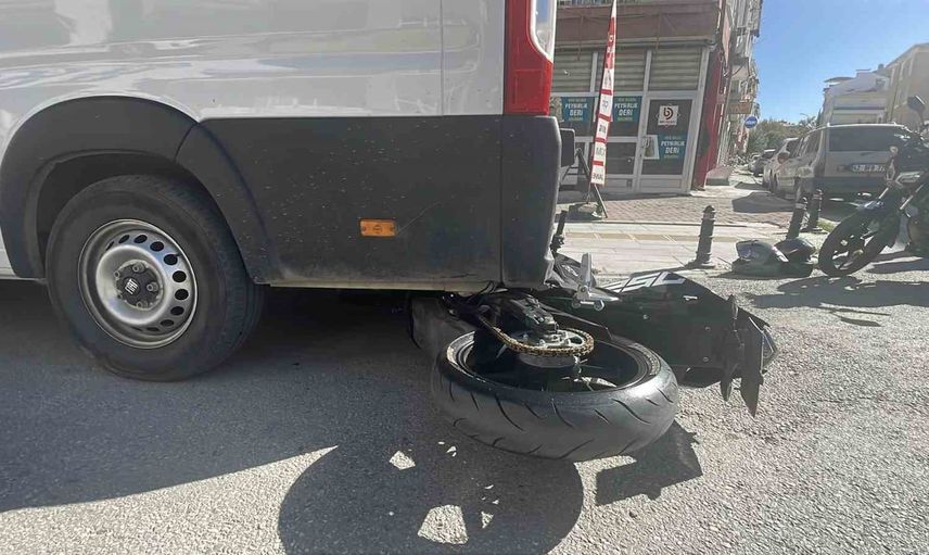 Kontrolden çıkan motosiklet minibüsün altına girince yolcu yaralandı