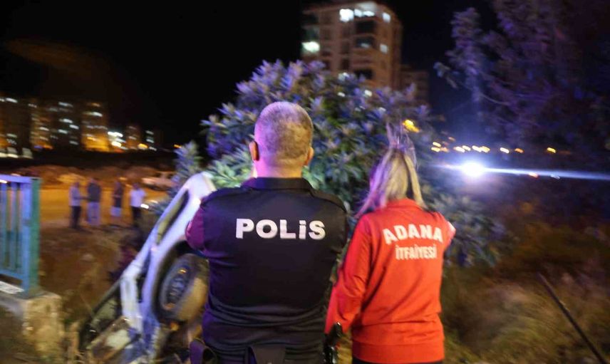 Kozan'da yağışta kayan otomobil sulama kanalına düştü: iki yaralı, bir sürücü refüje çıktı