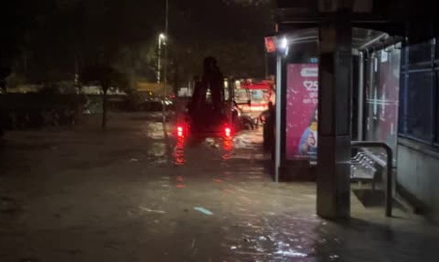 Ayazağa'da sokaklar göle döndü kepçeler hayat kurtardı