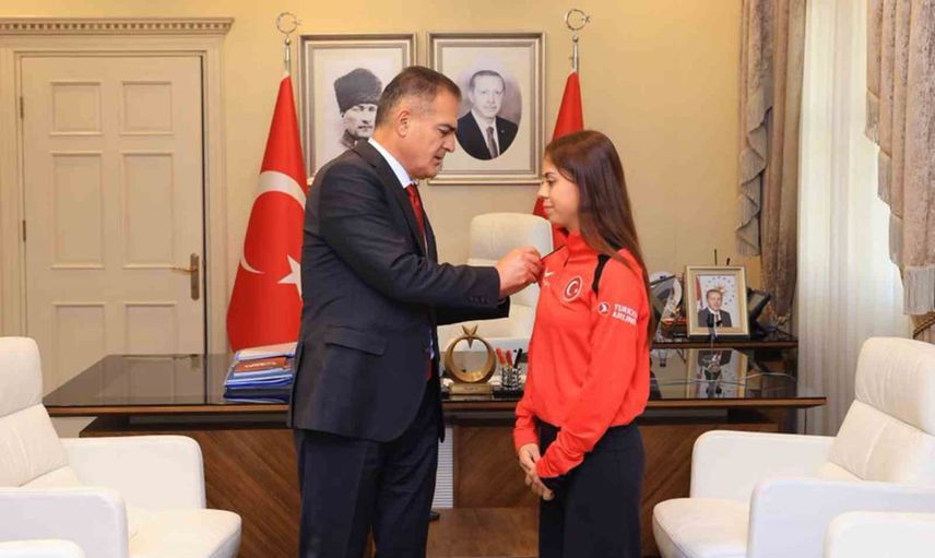 Vali Akbıyık, milli okçularla hazırlık ve hedefleri konuştu