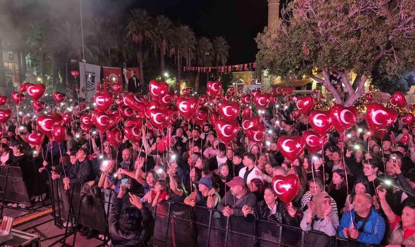 Binlerce kişi Bodrum'da cumhuriyet coşkusunu sahilde yaşadı