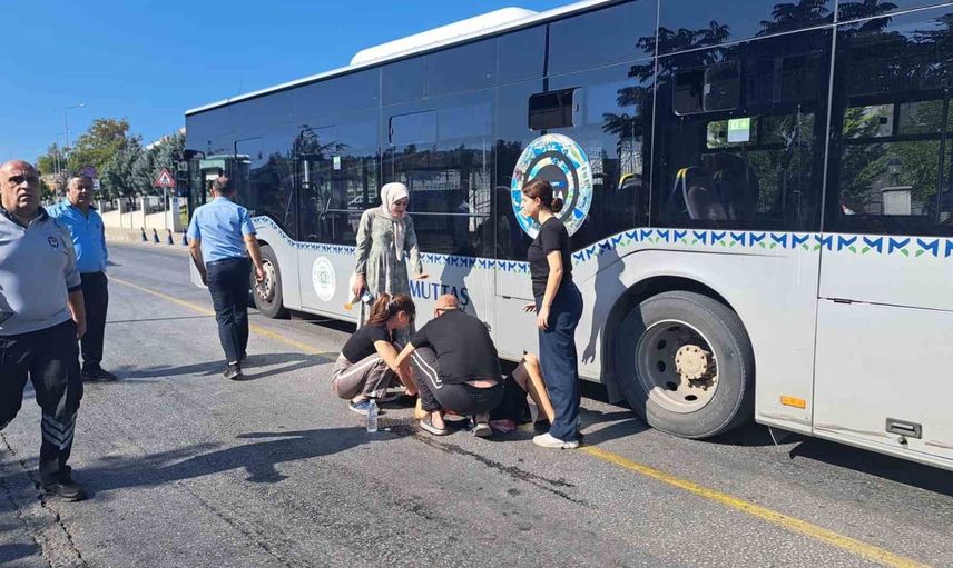 Motosiklet araçlar arasından çıkan yayaya çarptı: Menteşe'de 1 yaralı