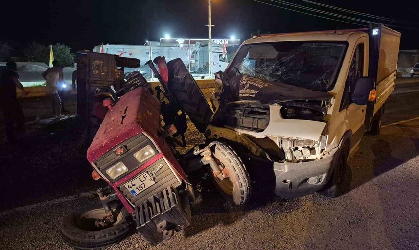 Gaziantep'te kamyonetle traktör çarpıştı: üç kişi yaralandı