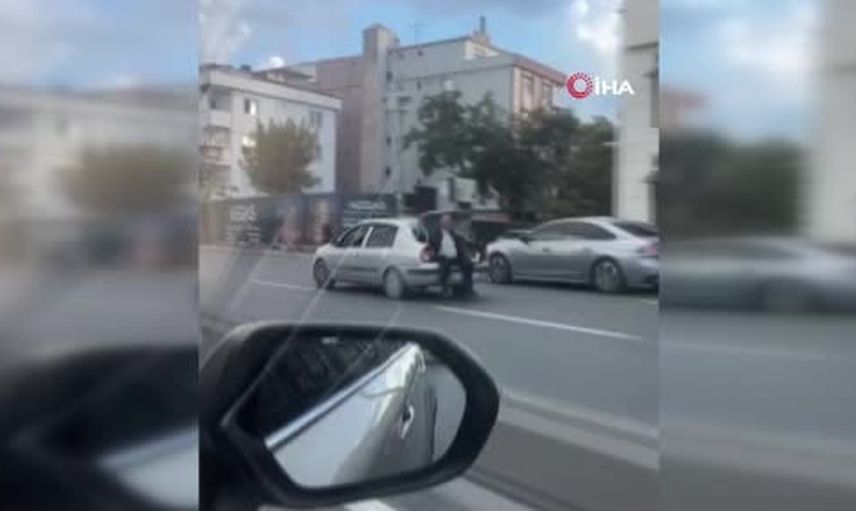 E-5'te tehlikeli tercih: otomobilin açık bagajında yolculuk