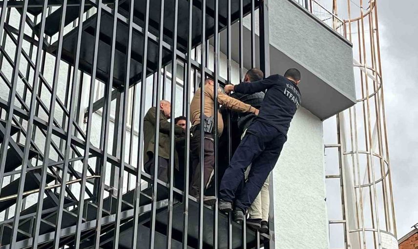 Kırşehir'de Ahi Çarşısı merdivenlerine çıkan özel birey kurtarıldı