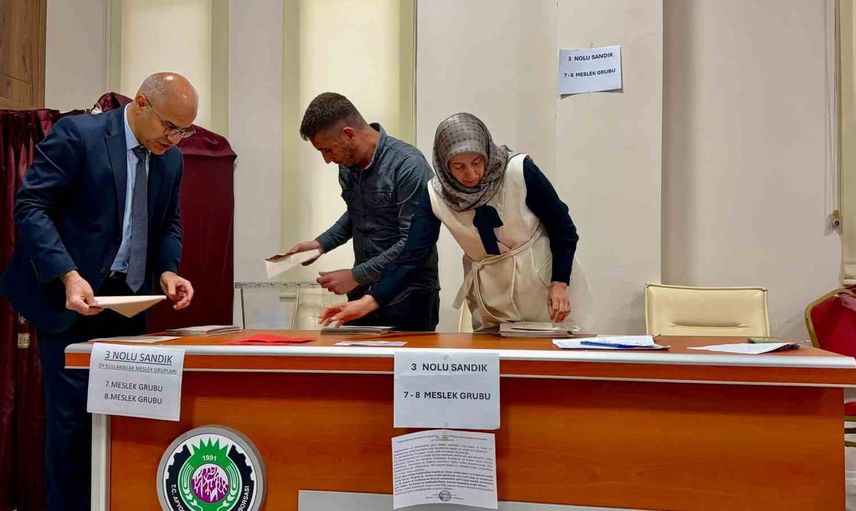Mevcut yönetim çoğunluğu korudu, seçimler sorunsuz tamamlandı