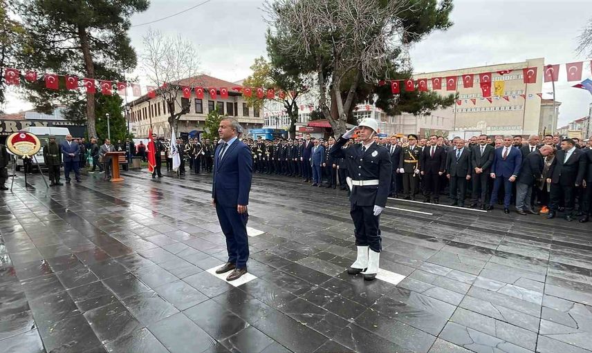 Karaman'da 103. yıl coşkusu: Atatürk büstüne çelenk bırakıldı
