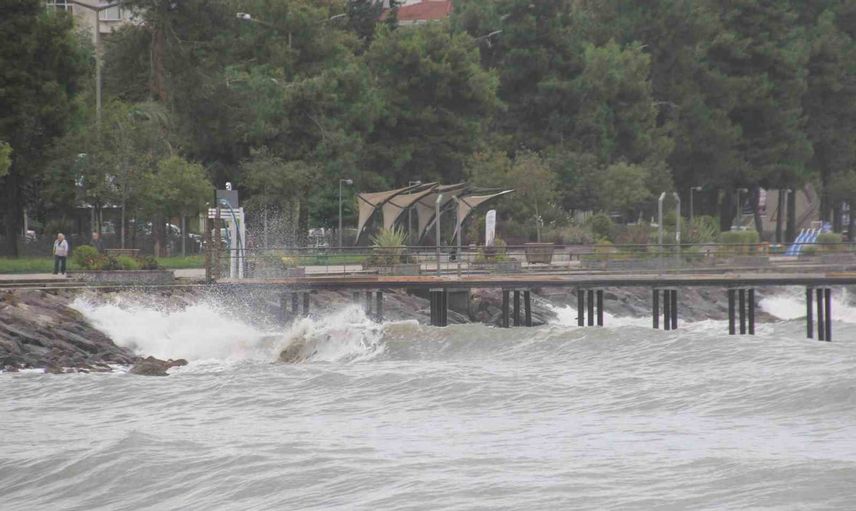 Ordu'da hırçın deniz sahilde dikkat çeken görüntüler oluşturdu