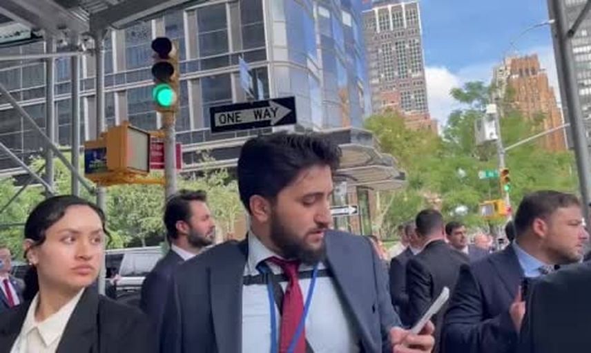 Eş-Şara New York’ta Türkevi önünde selam verdi