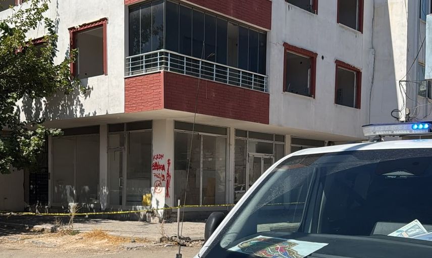 Yıkımı bekleyen hasarlı bina yeniden sallandı, mahalleli tedirgin