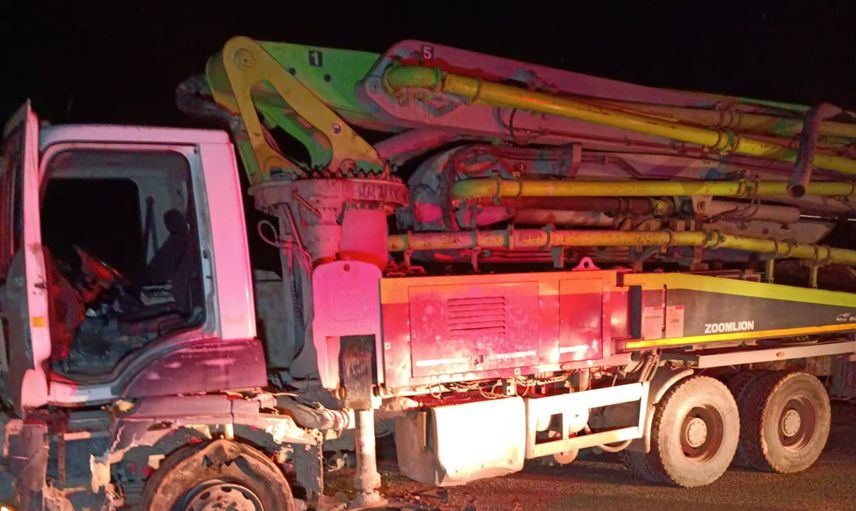 Dostal mevkiinde akşam çarpışması: beton mikseriyle çarpan araç devrildi