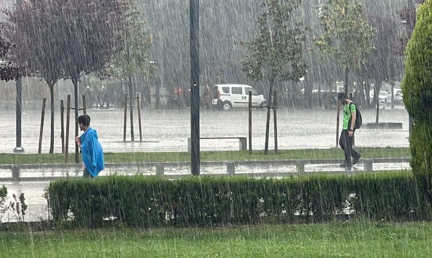 Kıyılarda metrekareye 100 kilogramı aşan yağış riski, Düzce ve Zonguldak uyarıda