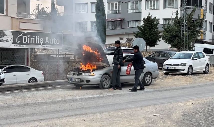 Besni'de seyir halindeki otomobil alev aldı, sürücü ilk müdahaleyi yaptı