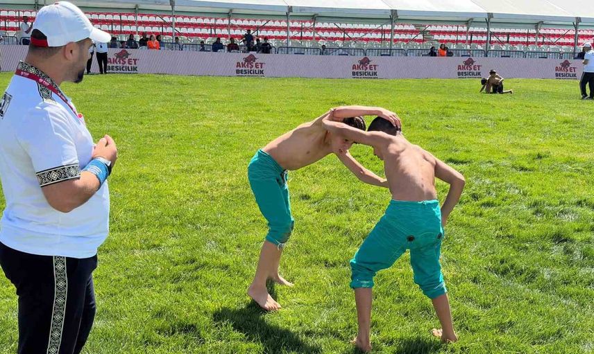 Genç pehlivanlar Keçiören er meydanında yeteneklerini gösterdi