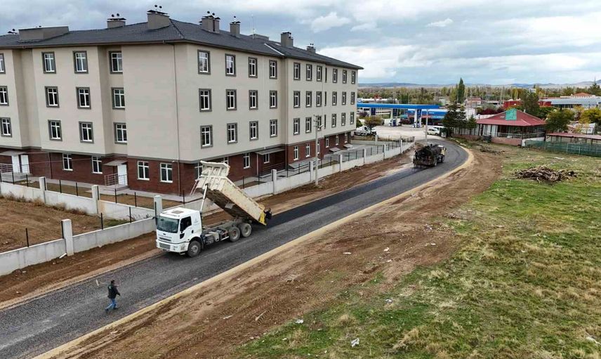 Bolvadin'de Yeni Huzurevi erişim yolu soğuk asfaltla yenilendi