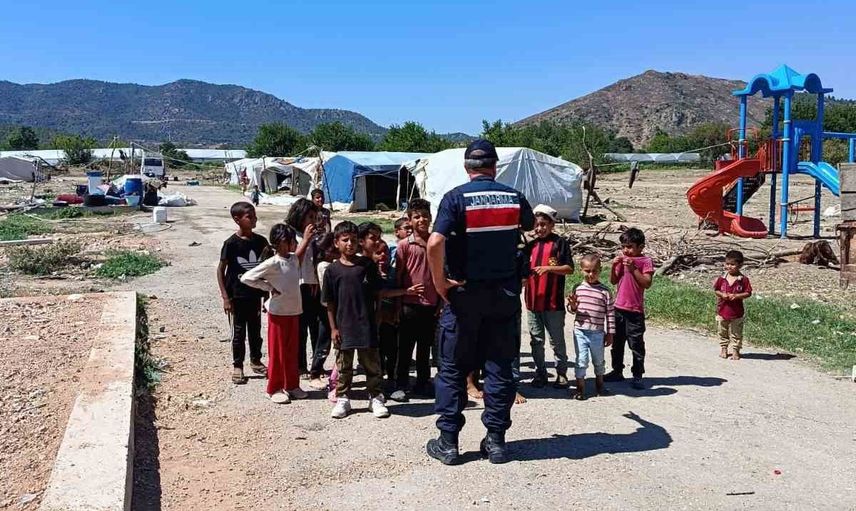 Mevsimlik işçilere dolandırıcılık tuzaklarına karşı jandarmadan bilgilendirme