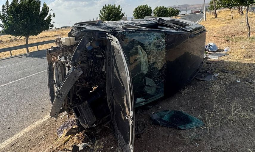 Cizre çevreyolunda refüjde yan yatan otomobilin sürücüsü yaralandı
