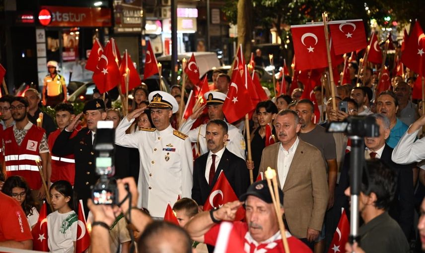 İzmit sokaklarında meşale ve bayraklarla zafer buluşması
