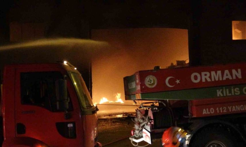 Kilis Organize Sanayi Bölgesi'nde ambalaj fabrikasında duvar çökmesi sonucu itfaiye eri yaralandı