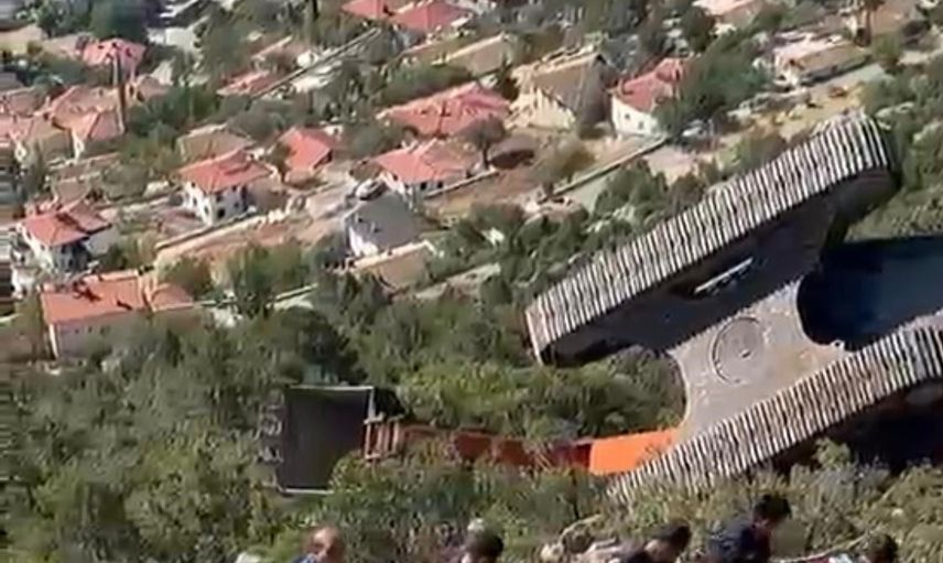 Akseki’de rüzgar türbini yol çalışması sırasında iş makinesi uçuruma düştü
