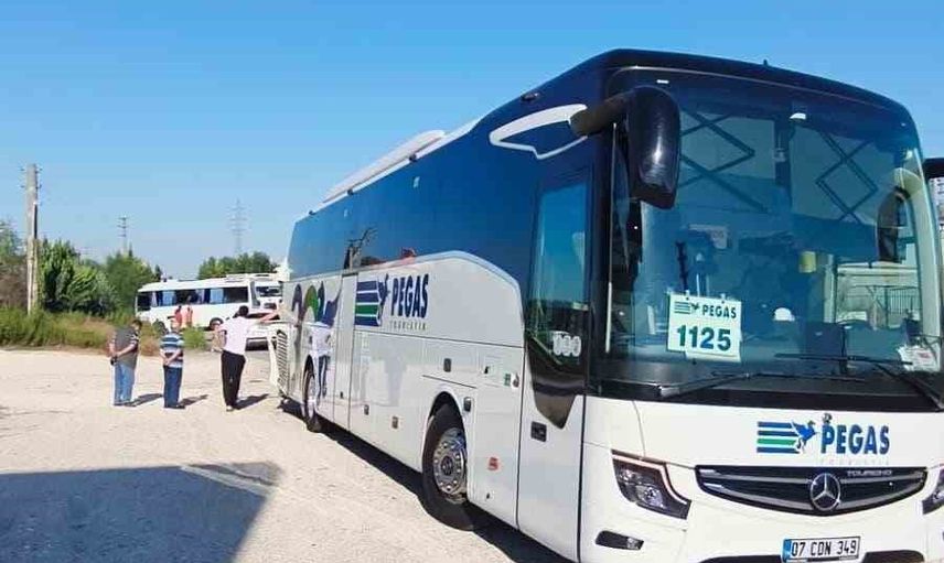 Serik'te sabah trafiğinde tur otobüsü ile servis minibüsü çarpıştı: 6 yaralı