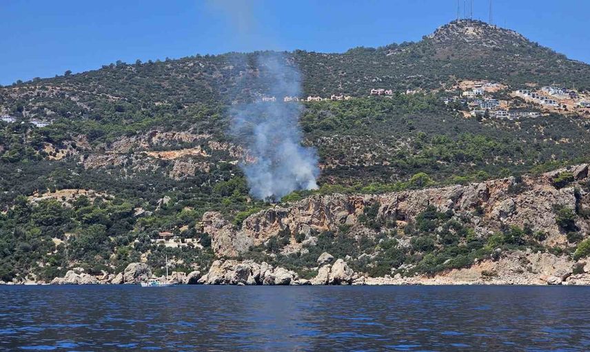 Kaş'ta makilik yangını ekiplerin hızlı müdahalesiyle kontrol altına alındı