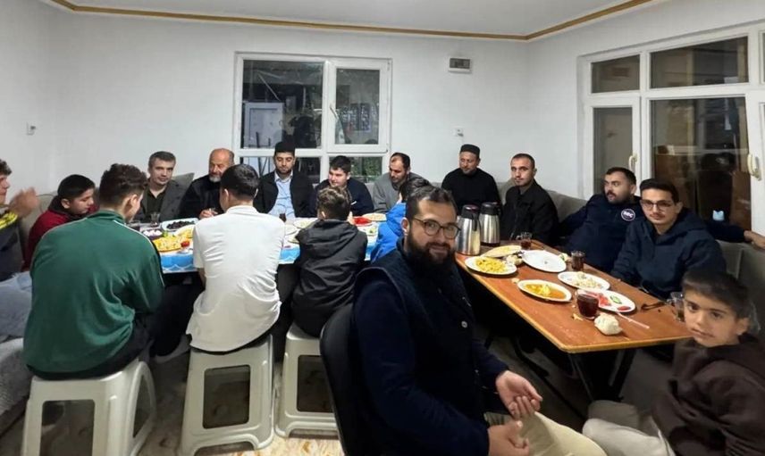 Erfelek'te gençlerden sabah buluşması: camide namaz, sofrada sohbet