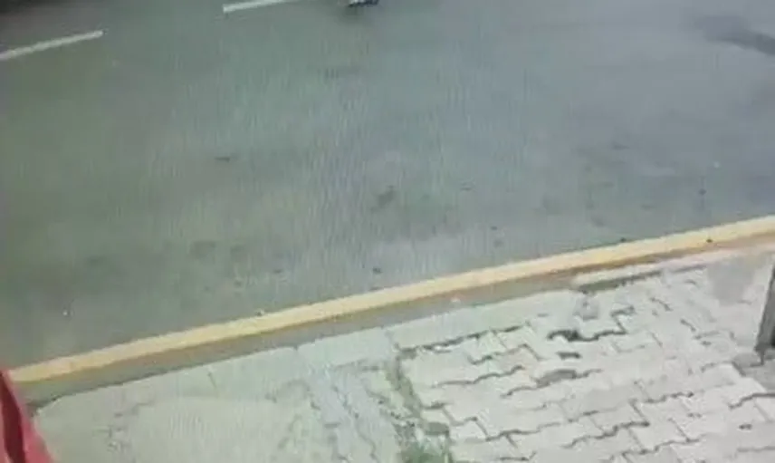Ortaokul yakınında 13 yaşındaki öğrenci otomobilin çarpmasıyla yaralandı