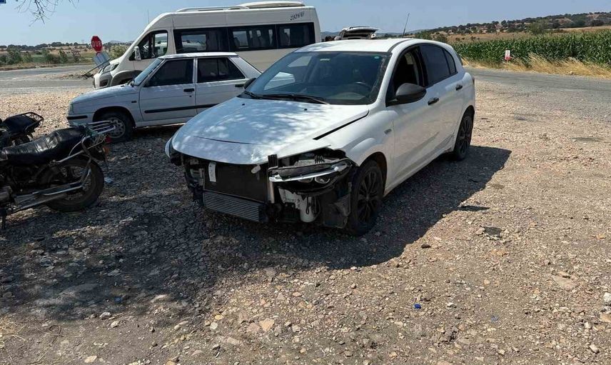 Etili-Bahadırlı kavşağında çarpışma: sürücüler yara almadan kurtuldu
