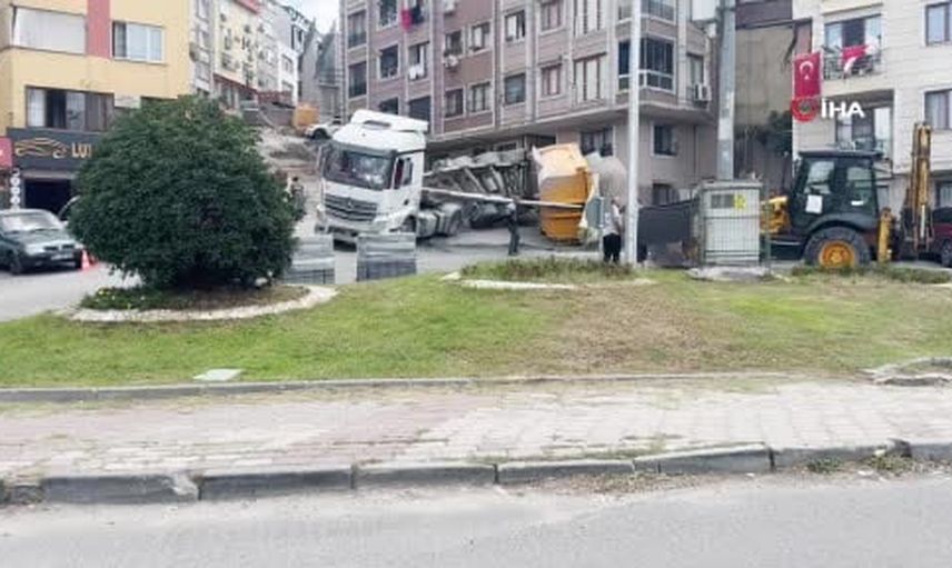 Kağıthane'de kum yüklü dorsenin devrilmesi park halindeki araca zarar verdi
