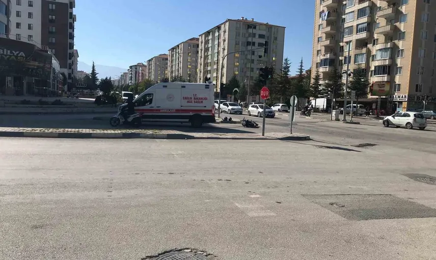 Ereğli'de kavşakta çarpışma: suv ve motosiklette iki yaralı