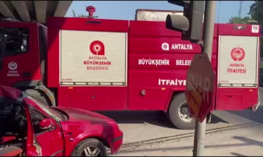 Köprü altında çarpışma: Aksu'da otomobil ile tır birbirine girdi
