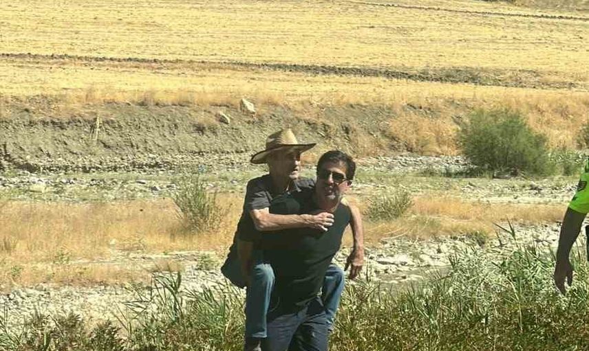 Dere yatağına yuvarlanan araçta yaralıyı vatandaşlar kurtardı