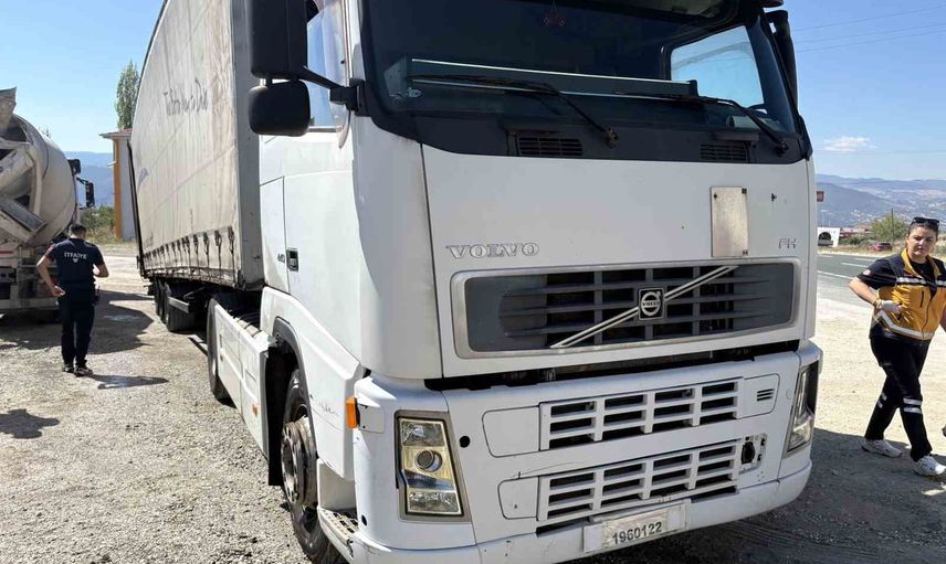 Komşu yardımına koşan beton mikseri tır yangınını büyümeden söndürdü