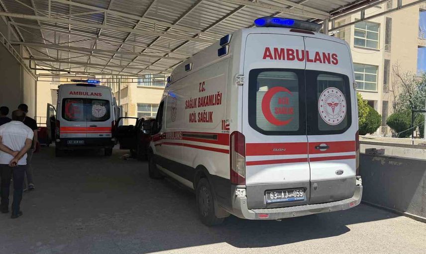 Siverek'te karayolunda yan çarpma: otomobil traktöre çarptı, 4 yaralı