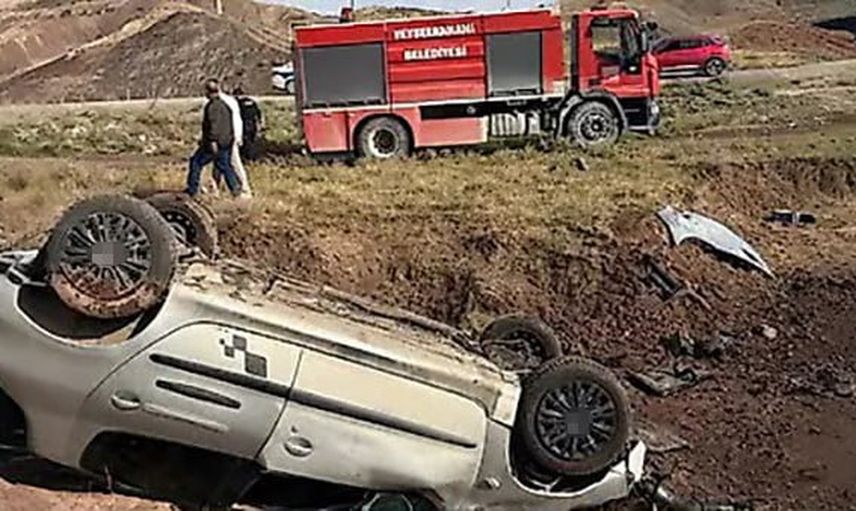 Baykan'da takla atan otomobilde aynı aileden beş kişi yaralandı