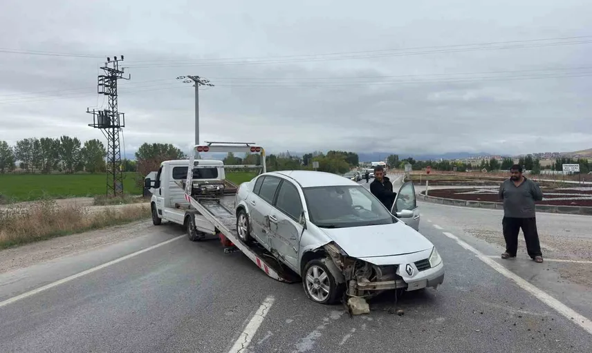 Emirdağ karağaç köyü kavşağında kontrolden çıkan araç refüje girince sürücü hafif yaralandı