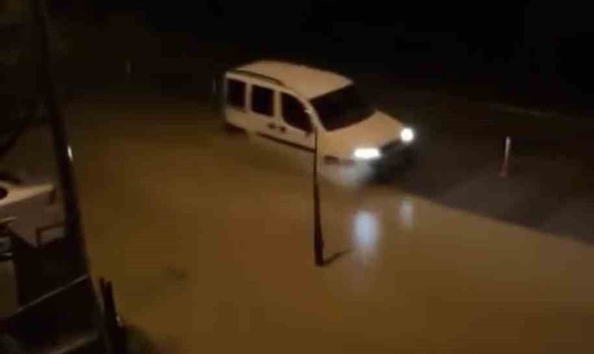Biga'da sağanağın izleri: cadde ve sokaklar suyla kaplandı