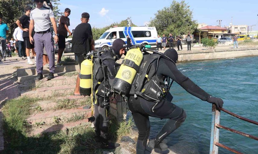 Dalgıçlar Yüreğir'de sulama kanalında kaybolan kişiyi arıyor