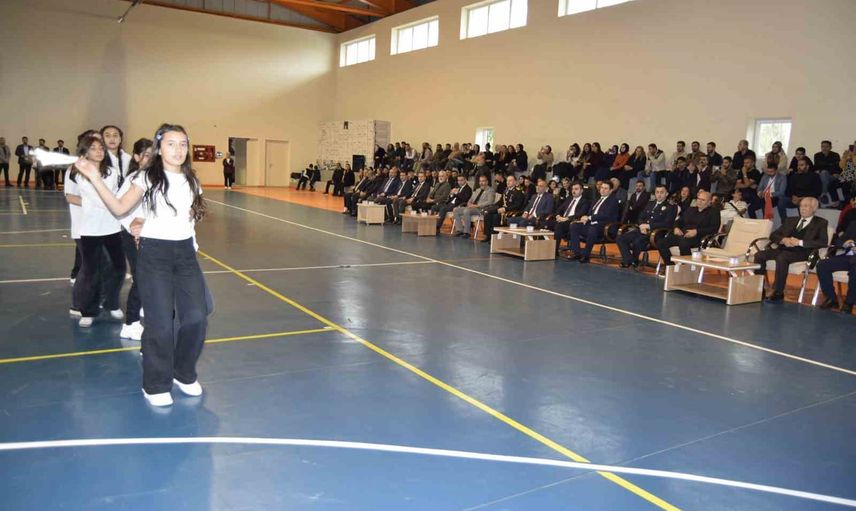 Dicle'de gençlerin ve protokolün ortak cumhuriyet kutlaması